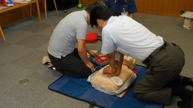 AEDを使った普通救命講習会の写真