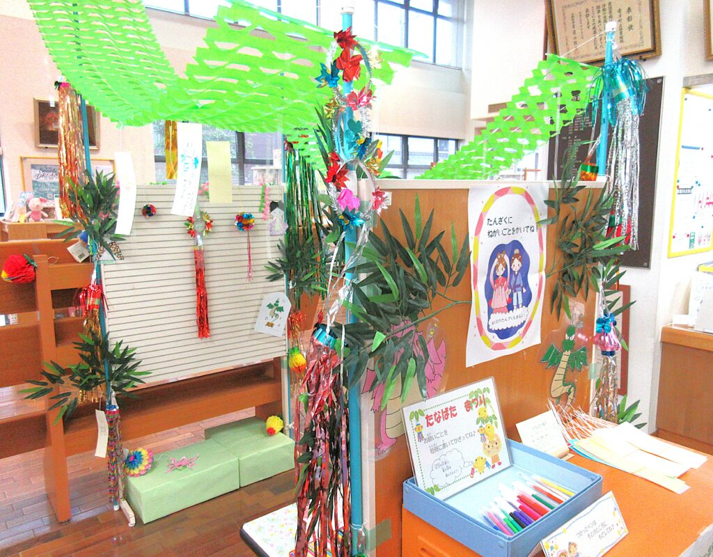図書館内も七夕模様に大変身写真